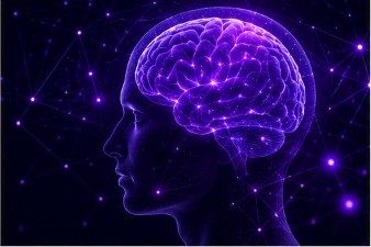 Силуэт головы со светящимся мозгом — связь гипноза и подсознания